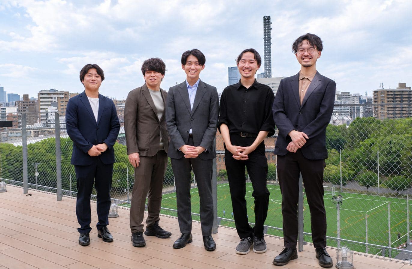 STATION Ai の屋上で笑い合う NAGARA のメンバー